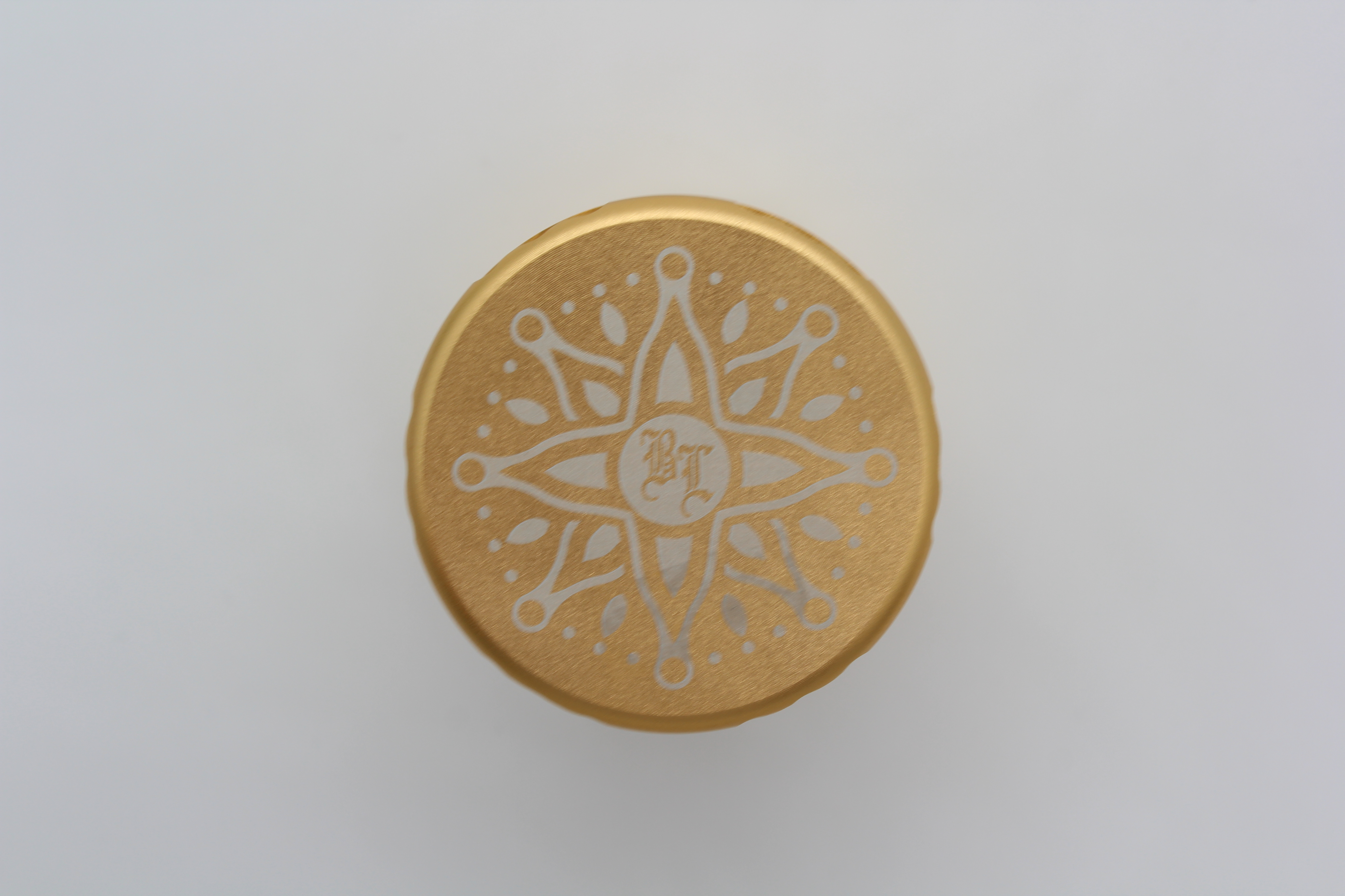 Black Leaf Grinder Gold – Mandala/Lotus-Gravur mit BL