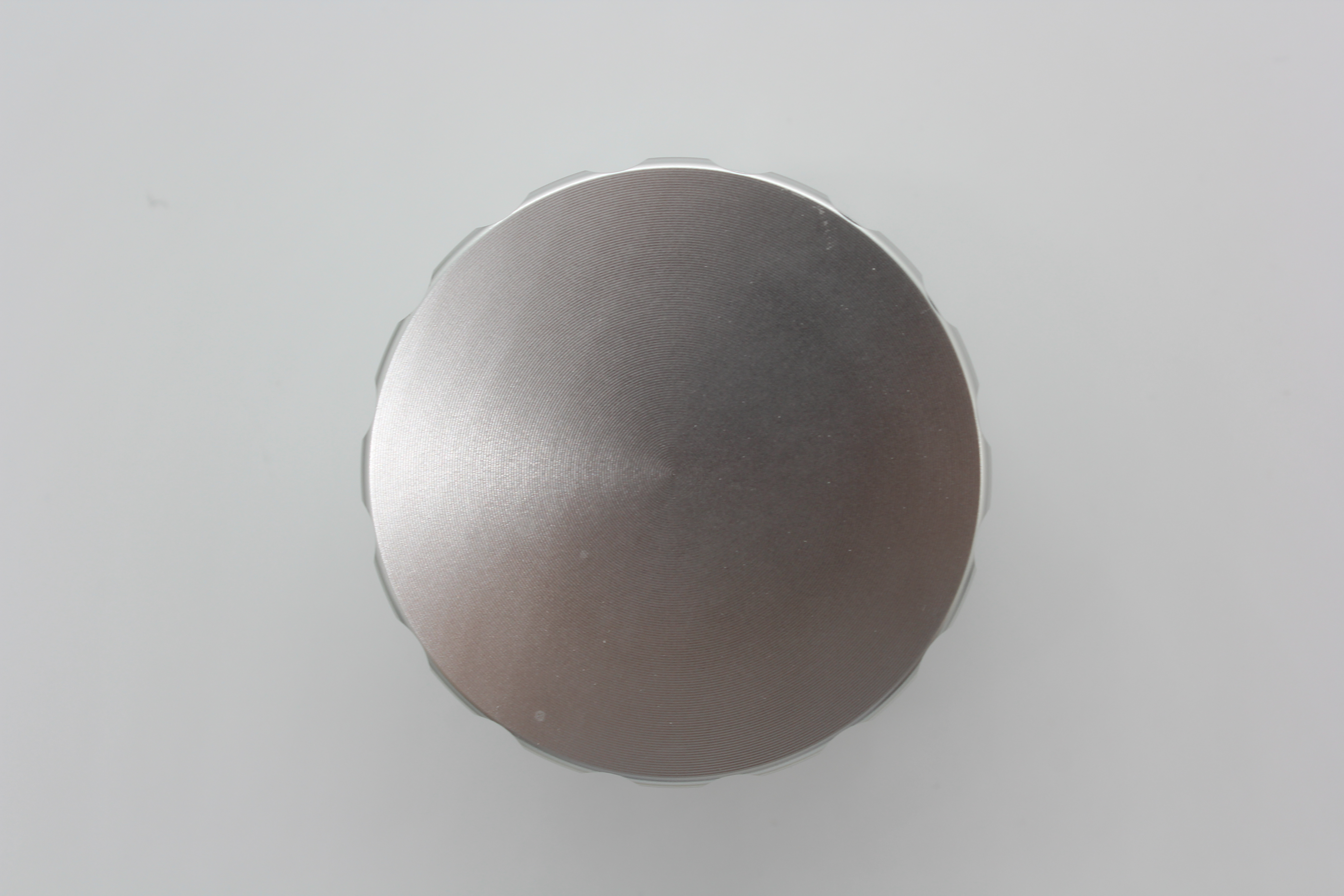 Aluminium-Grinder Silber – Deckel Draufsicht