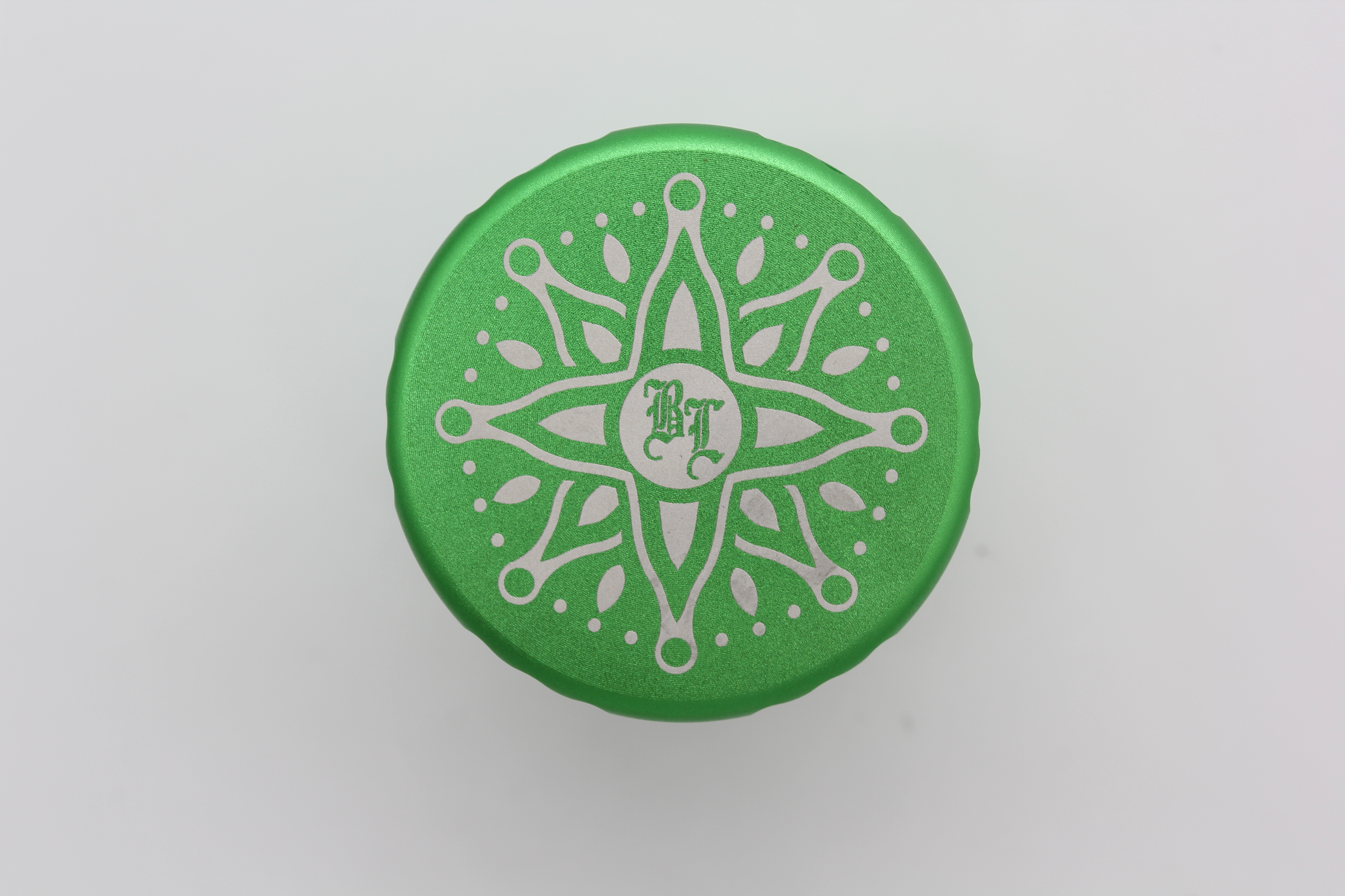 Black Leaf Grinder Grün – Mandala/Lotus-Gravur mit BL